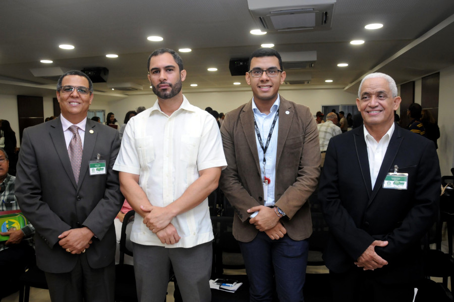 El vicerrector de la UFHEC, Darwin Muñoz, junto a Carlos Jiménez y Emil Acosta, ambos del MICM, y uno de los  participantes del Congreso. 