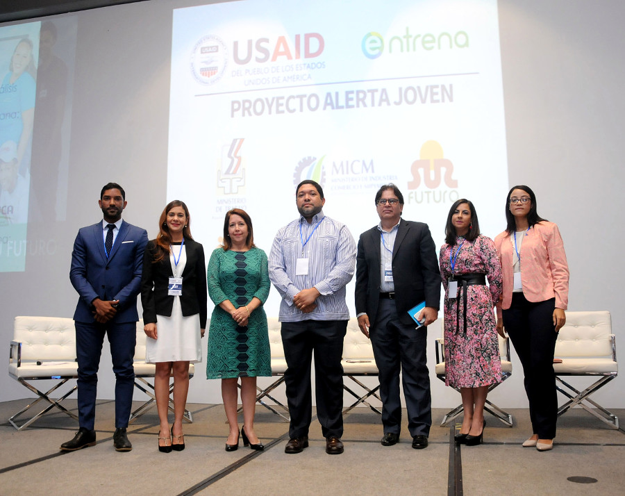 Integrantes del panel “Promoviendo oportunidades de empleo y emprendimiento para jóvenes en riesgo”, como parte de la convención anual del proyecto Alerta Joven, de USAID y Entrena.