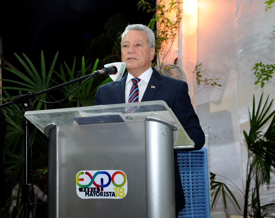 El ministro de Industria, Comercio y Mipymes, Nelson Toca Simó, pronuncia palabras en la inauguración de la XXIV Expo Feria Mayorista de San Francisco de Macorís.