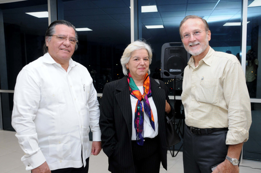 Guillermo Flores, Mónica Ponce de León e Ignacio Méndez.