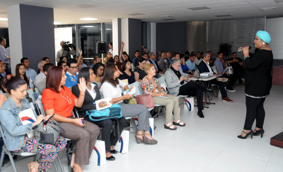 Milca Peguero, especialista en Inbound Marketing y redactora de la publicación, impartió el taller ante unos 40 representantes de mipymes.