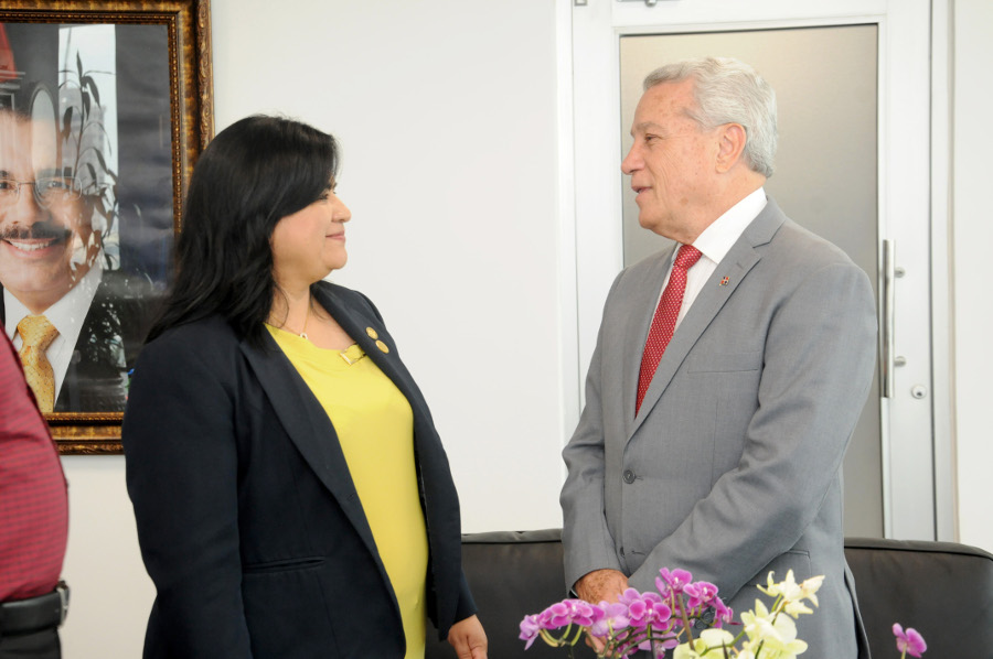Gloria Zarazúa Sesam y Nelson Toca Simó conversaron sobre la importancia del intercambio de experiencias entre ambos países.