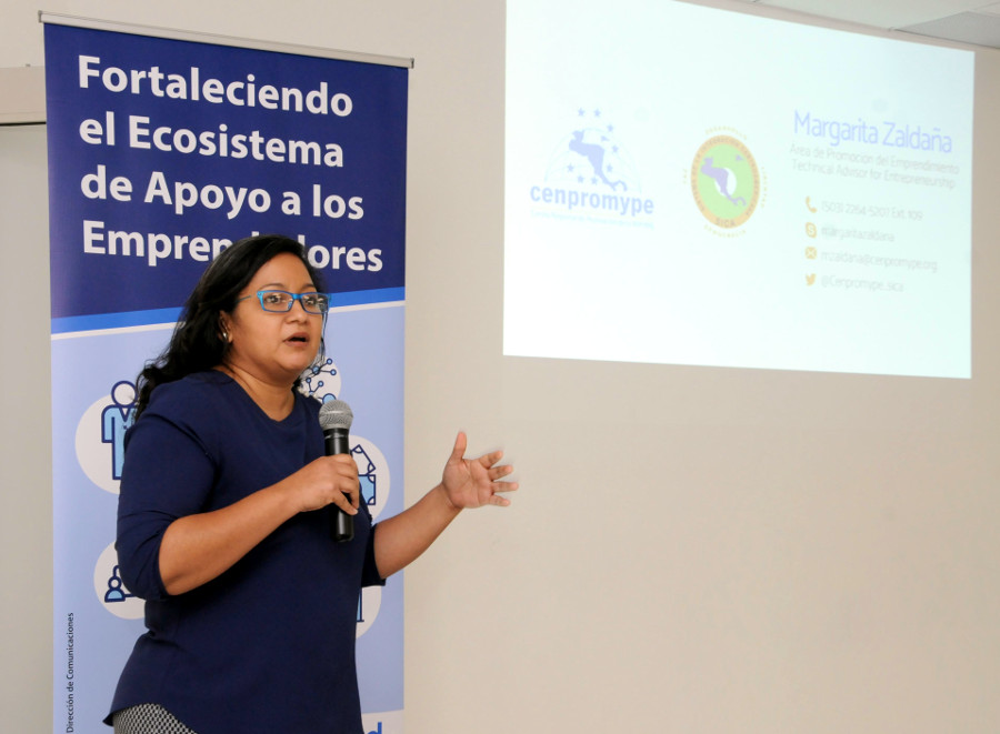 Margarita Zaldaña, de CENPROPYME, expresó que espera que los abogados se acerquen a la Red Nacional de Emprendimiento, cuya secretaría la maneja el ministerio.