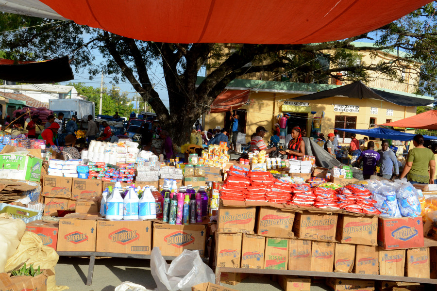 El intercambio comercial con Haití a través de mercados binacionales, cada lunes y viernes, abarca principalmente productos agropecuarios, de limpieza, prendas, complementos de vestir, plásticos, aceites y cosméticos, entre otros.