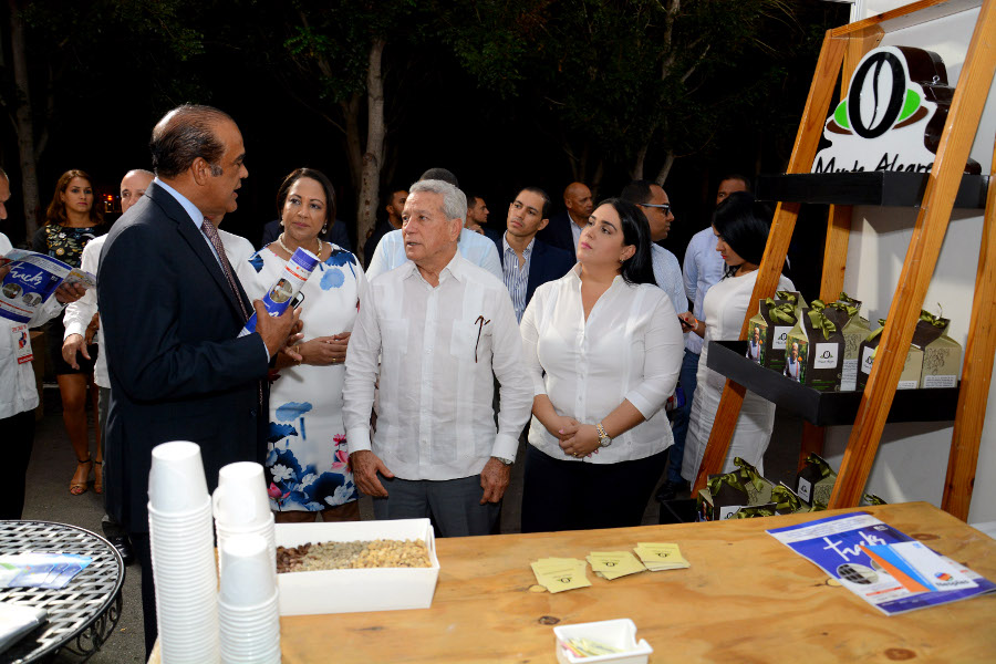 El ministro Nelson Toca Simó recibe explicaciones sobre los productos que se exhiben en la Expo Cibao 2018.