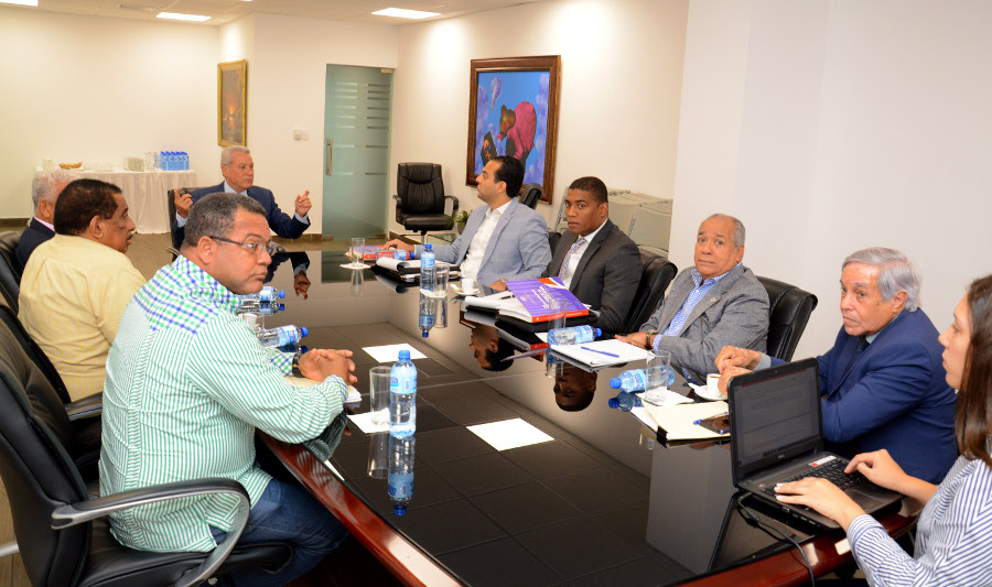 El Ministro de Industria, Comercio y Mipymes, Nelson Toca Simó, encabeza primera reunión con representantes de FENATRADO para revisar Ley de Hidrocarburos.