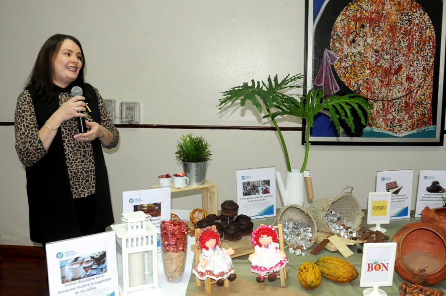 Liza Marcano, directora de Comercio Interno, motiva a los presentes a consumir productos locales.