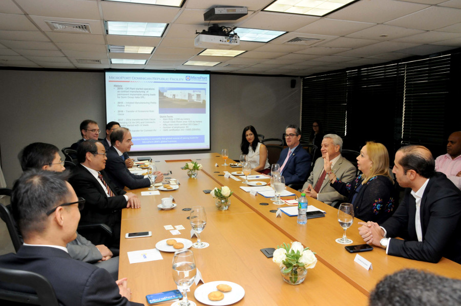 Vista del encuentro sostenido por el ministro Nelson Toca Simó y la Directora del CNZFE, Luisa Fernández, con miembros de una misión comercial China.