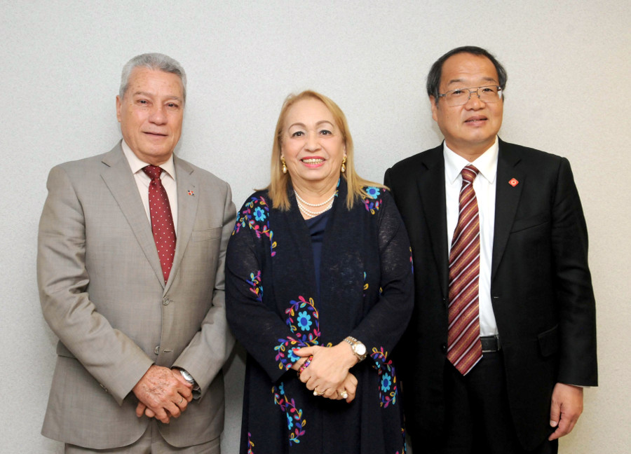 El ministro del MICM, Nelson Toca Simó, Luisa Fernández, directora ejecutiva de CNZFE, y Shaohua Chang, CEO de MicroPort.