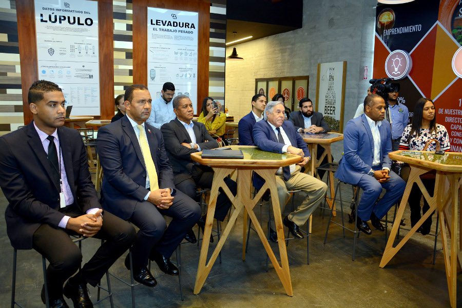 Ejecutivos del MICM, entre ellos Alexander Jiménez Gómez, Ramón Cruz Placencia, Manuel Jiménez y Marcelo Salazar,  escuchan las explicaciones sobre la estrategia de la Cervecería Nacional Dominicana, denominada Sostenibilidad 100+. 