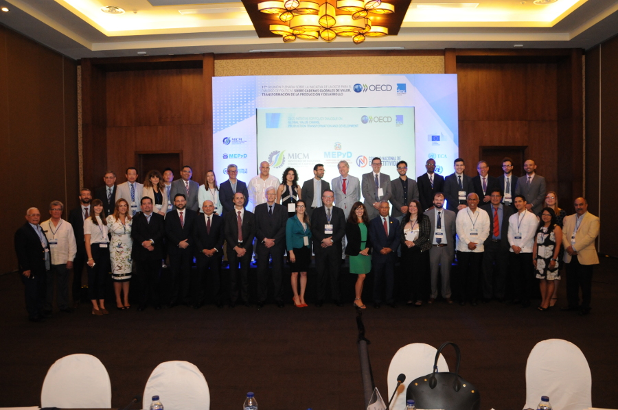 Representantes de diversos países posan en una foto al final de la primera reunión plenaria de la OCDE que tiene lugar en Punta cana