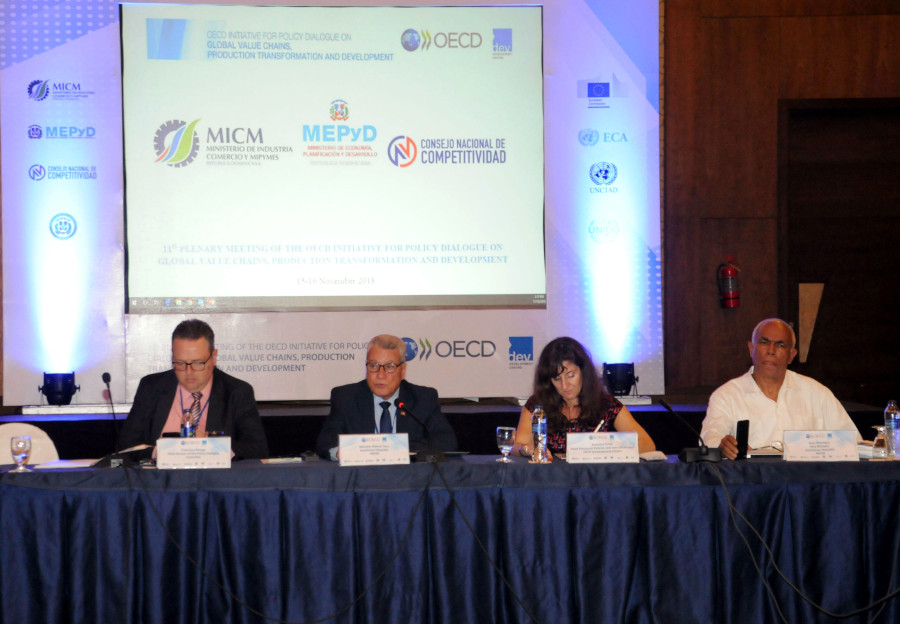  El ministro Toca Simó junto a Analissa Pimi, quien encabezó el encuentro en representación de la OCDE y Juan Monegro, Viceministro de Industria y Comercio