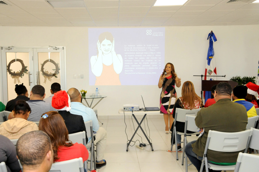 La directora de Prevención de la Violencia de la Procuraduría General de la República, Andrea Villa Camacho, durante la charla “Violencia de género desde una mirada social”.