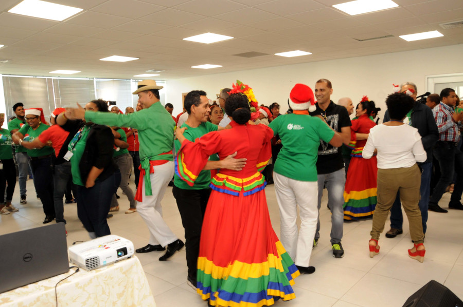 Colaboradores de la MICM bailaron a ritmo de merengue típico. 