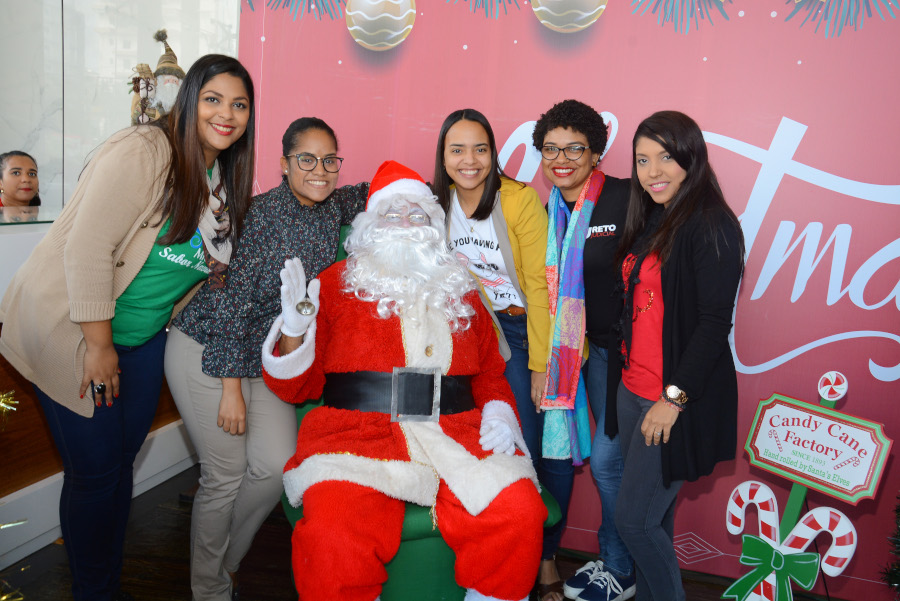 Santa Claus mientras acompañaba a los empleados de la institución.