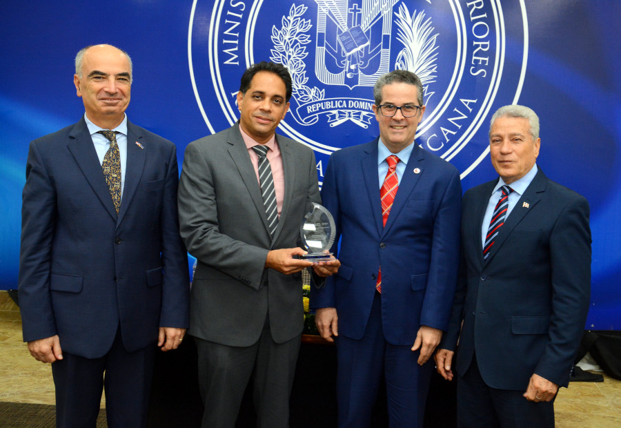 La empresa Comvatec Dominicana, representada por Carlos Rodríguez, fue premiada en la categoría de Manufactura.