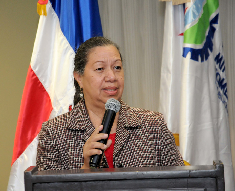 Miguelina Estévez, ofrece la bienvenida a los participantes.