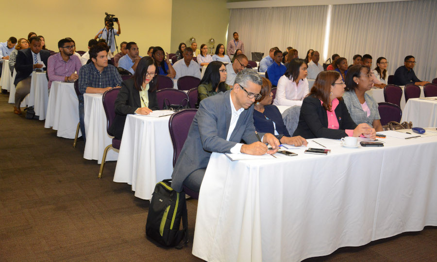 Asesores empresariales de los centros mipymes UAPA-Santo Domingo y Nagua, así como del Centro Mipymes de Exportación, que funciona en el CEI-RD, durante la capacitación en el modelo Small Business Development Center (SBDC).