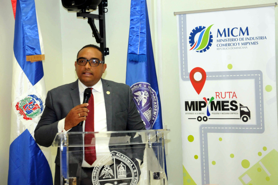 El director del MICM en San Juan, Dennis Hamilton Márquez, habla durante acto de inauguración de la Ruta Mipymes.