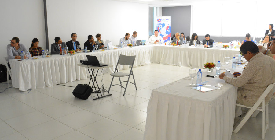 Representantes de diversas instituciones estatales asociadas a la exportación de tabaco dominicano participaron en el seminario virtual organizado por el MICM y la Embajada dominicana en Bruselas (Bélgica).