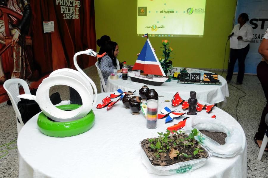 Algunos de los proyectos que se presentaron en Hato Mayor tratan sobre elaboración y venta de artesanía, las cuales reúsan materiales de desecho.