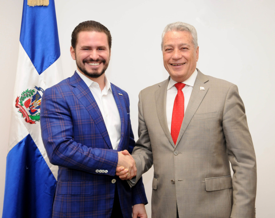 Guillermo Julián Jiménez, presidente de ANJE y el Ministro Nelson Tocxa Simó estrechan sus manos tras la firma del acuerdo que formaliza las iniciativas de colaboración público – privada.