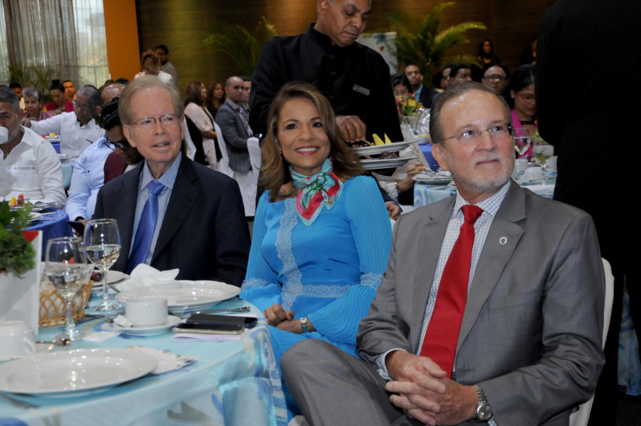 El empresario José Luis Corripio (Pepín) junto a la presidenta de InModaRD, Isabel Reynoso y el viceministro Ignacio Méndez.