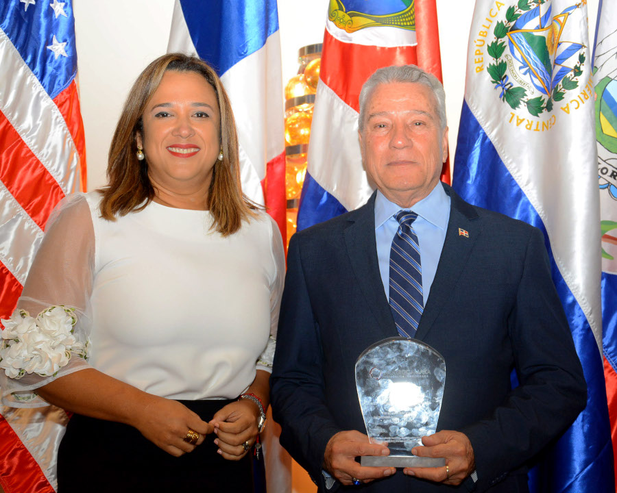 Isabel Estévez entregó un reconocimiento a Nelson Toca Simó por el valioso apoyo del MICM al intercambio comercial con Centroamérica durante su gestión.