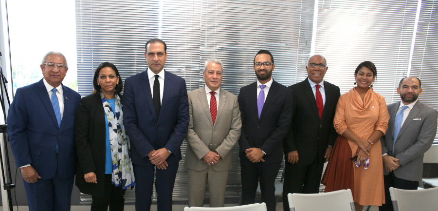 Castaños Guzmán junto al ministro Toca Simó y otros funcionarios del MICM. 