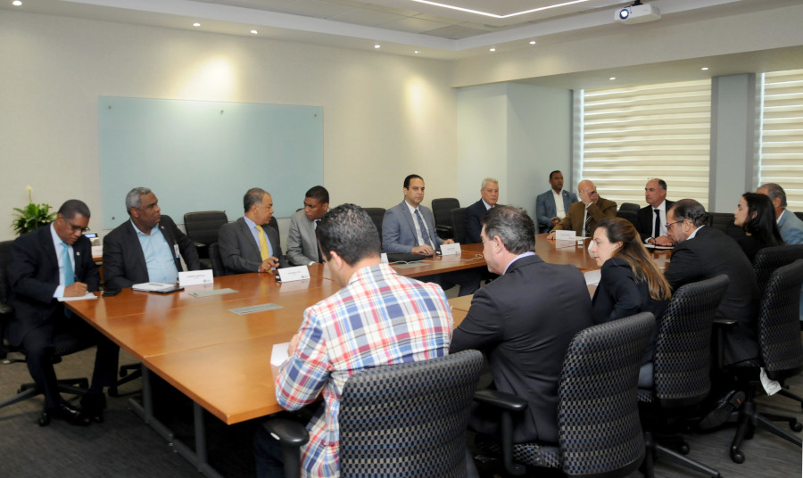 Vista de la reunión sostenida por el ministro Toca Simó y los ejecutivos de V Energy, representante de la firma francesa Total