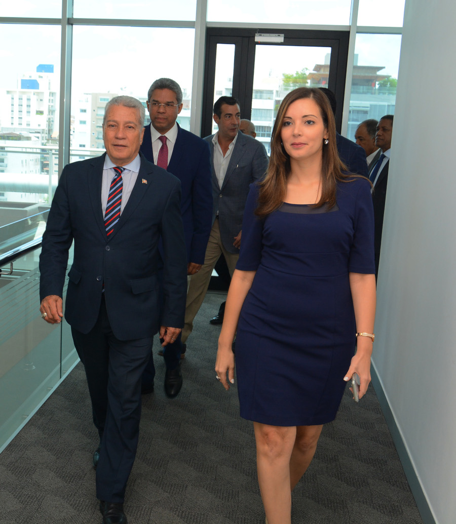 El ministro Nelson Toca Simó, acompañado de Walkiria Caamaño, directora regional de GB Energy, durante un recorrido por las oficinas de Texaco.