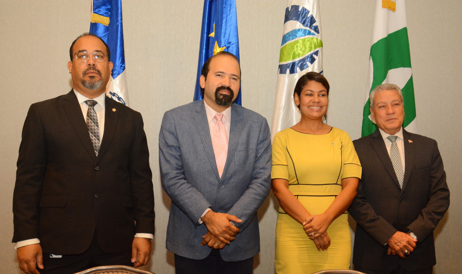 Williams Pacheco, de la DGA; Víctor Rodríguez, del Ministerio de Agricultura; Yahaira Sosa, de Comercio Exterior del MICM, y el ministro Toca Simó.