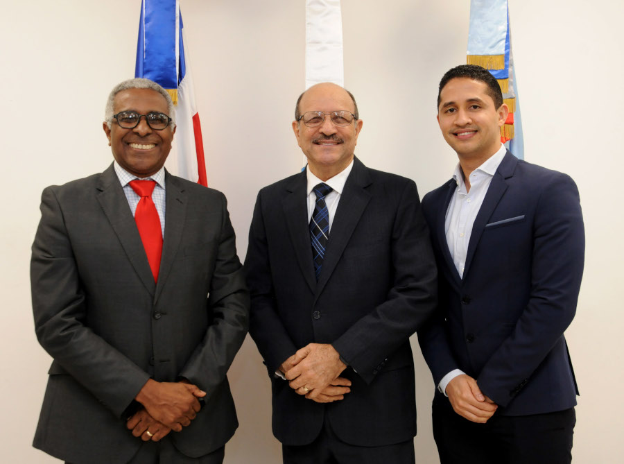 Rolando Guzmán, rector del INTEC, René Jáquez, director del INABIE y Noel Bou, director de Servicios de Apoyo a Mipymes del MICM.