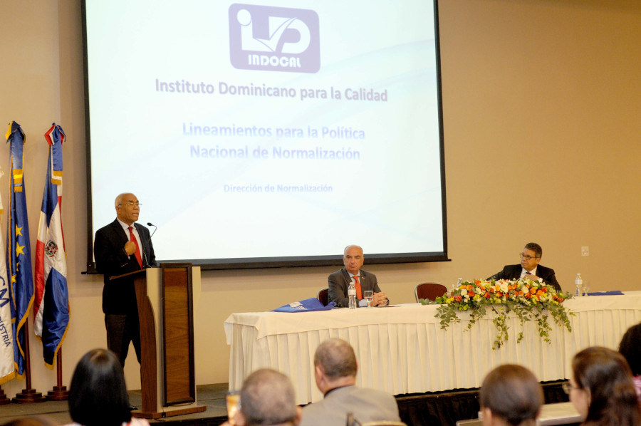 Juan Monegro, Viceministro de Desarrollo Industrial interviene en la apertura del taller.