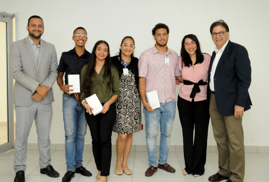  Luis Madera, Martha Veras, Bianca Fajar y José Checo, junto a jóvenes destacados por presentar el mejor proyecto de innovador. 