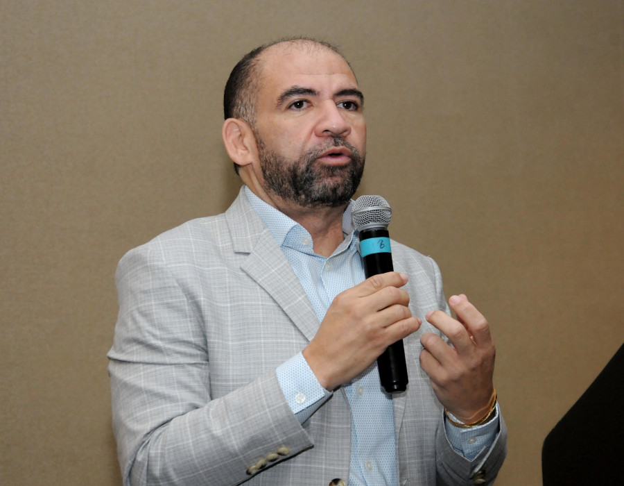  Jhovanny Leyba, viceministro del Ministerio de Industria, Comercio y Mipymes, mientras se dirigía a los presentes. 