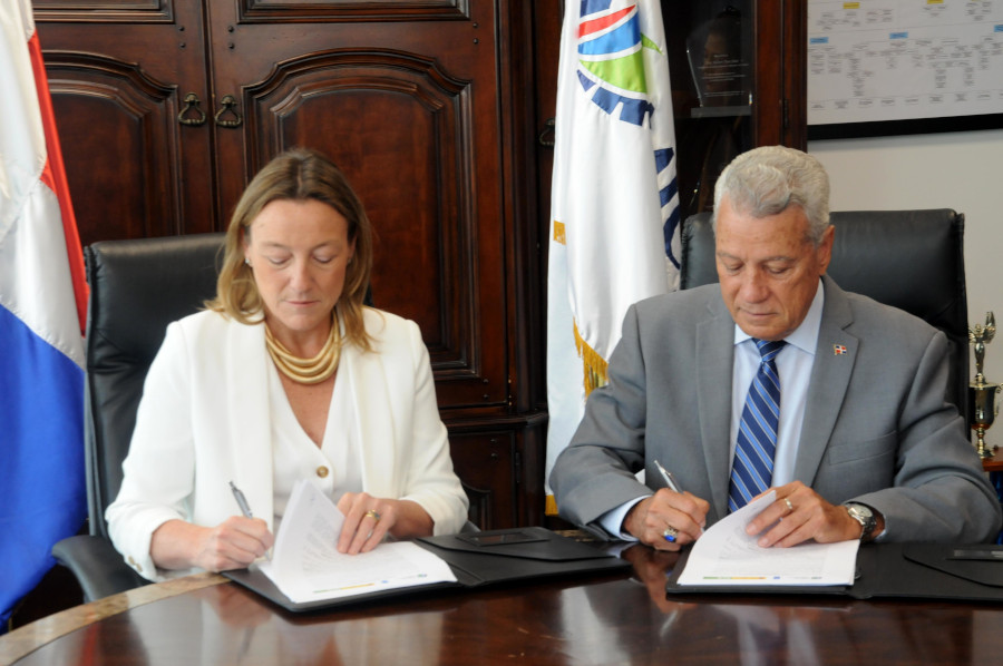 Nieves Olivera Pérez-Frade, directora general de la EOI, y el ministro del MICM, Nelson Toca Simó, durante la firma del convenio.