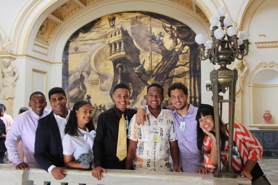 Participantes del programa muestran su entusiasmo al conocer las instalaciones del Palacio Nacional. 