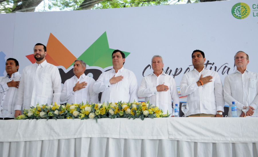  (MESA PRINCIPAL) – Euclides Sánchez, Rafael Paz, Richard Almonte, Claudio Fernández, Nelson Toca Simó, Kelvin Cruz e Ignacio Méndez, parte de la mesa principal.