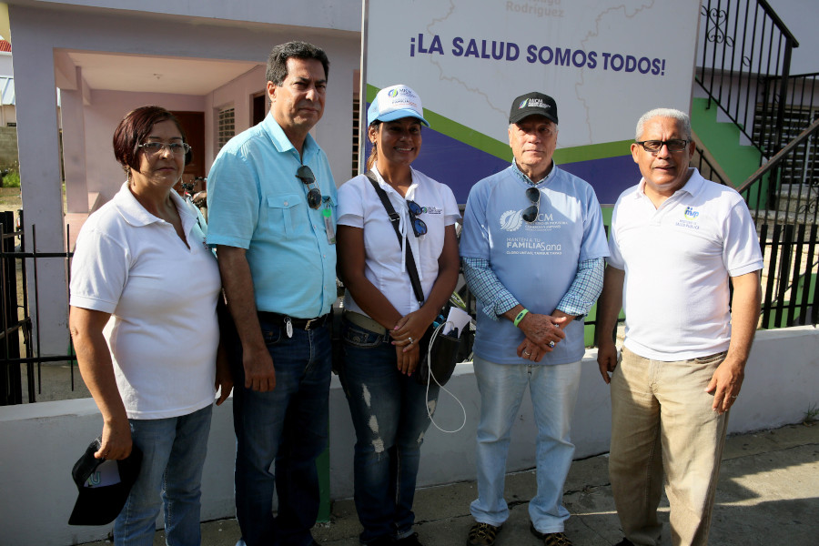 El ministro Nelson Toca Simó y la viceministra de Comercio Exterior, Yahaira Sosa, junto a representantes de Salud Pública en Santiago Rodríguez.