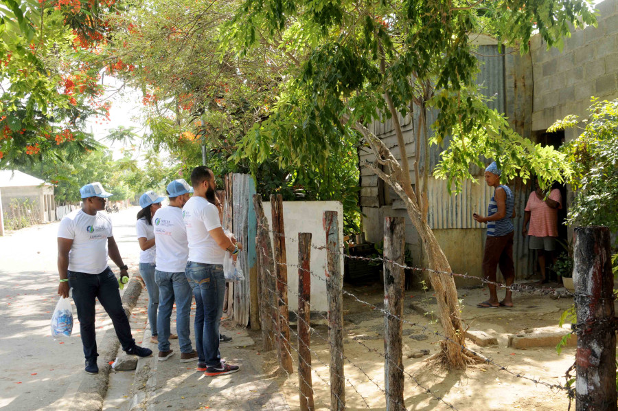 Colaboradores del MICM mientras repartían cloro a los moradores de Santiago Rodríguez.