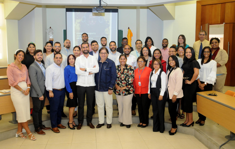 Foto de grupo de participantes en el conversatorio.