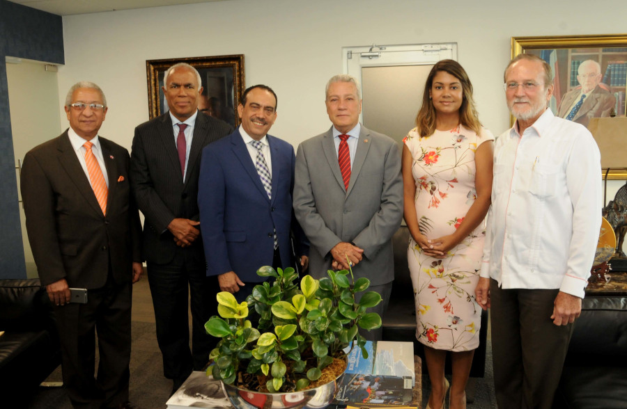 Nelson Toca y Rafael Ubaldo Pacheco Gutiérrez  acompañados por los viceministros Marcelo Puello Avalo, Juan Tomás Monegro, Yahaira Sosa e Ignacio Méndez.