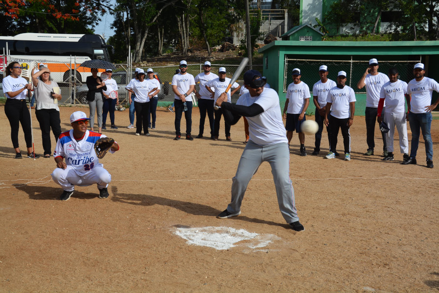 Colaboradores del MICM jugaron un torneo amistoso con el equipo Huracanes del Caribe. 