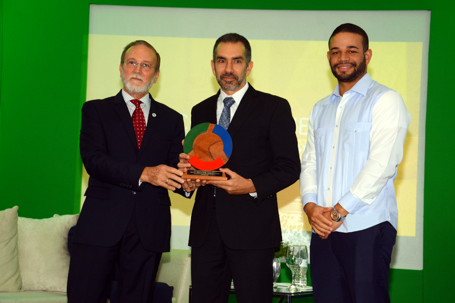 Empresario recibe reconocimiento de parte de Ignacio Méndez y Víctor Rodríguez  