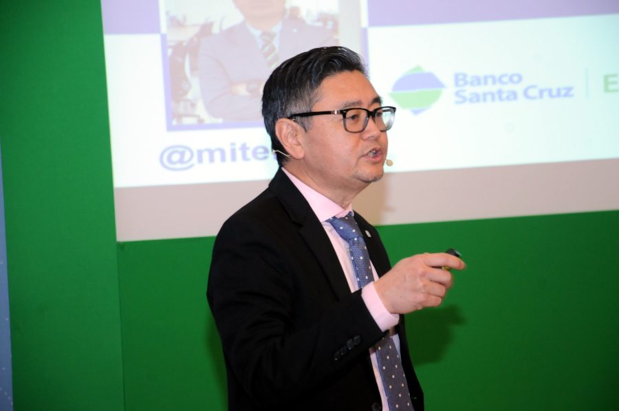 Mite Nishio, ejecutivo del Banco Santa Cruz y experto en tecnología, durante su conferencia ofreció detalles sobre las herramientas tecnológicas favorables para los mipymes. 