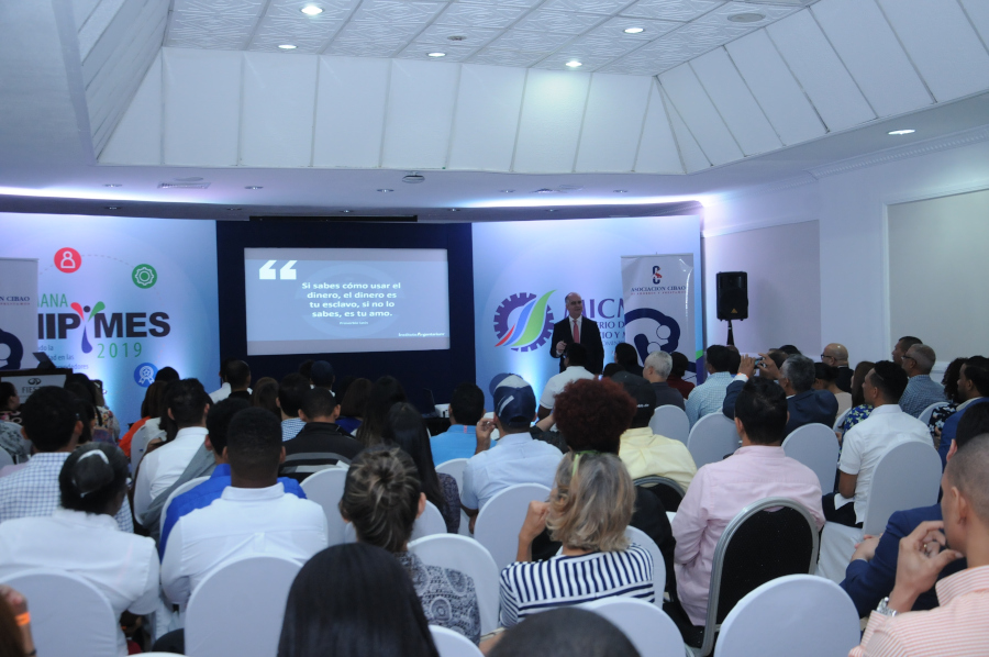 Parte del público que asistió a la charla “Pilares financieros de la sostenibilidad empresarial”, que ofreció el analista financiero Alejandro Fernández W.