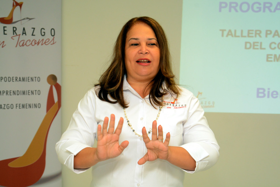 La presidenta de la Fundación Liderazgo en Tacones y facilitadora, Xiomara Frías, durante la apertura del taller.