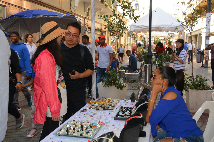 Artesanos exponen sus joyas al mercado turístico y local.