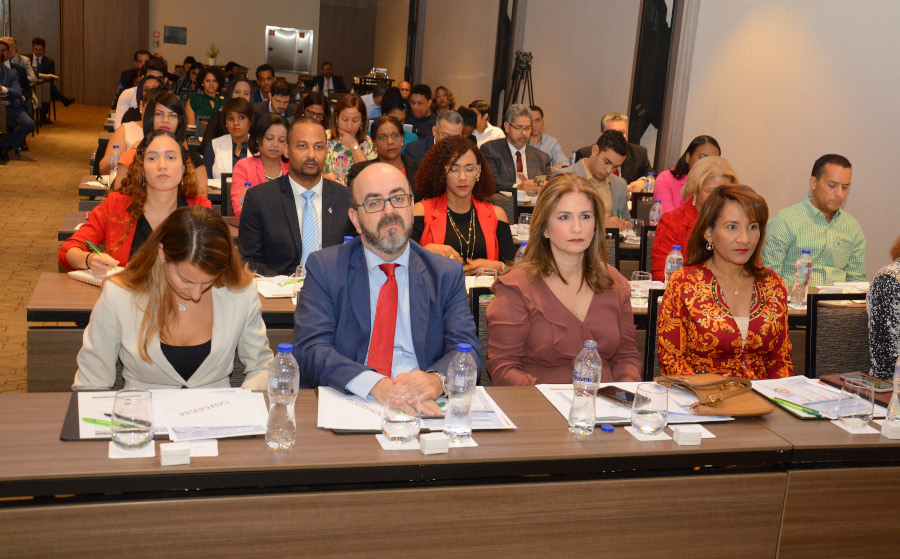  Zoraima Cuello, viceministra de la Presidencia y la empresaria Circe Almanzar, junto a participantes en el evento.